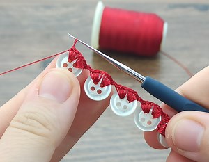 184K views · 2.1K reactions | Muy hermoso ✅ Online tutorial on how to make a beautiful crochet bracelet and purse handle using buttons and fine yarn | Nurgül İle El Sanatları | Facebook