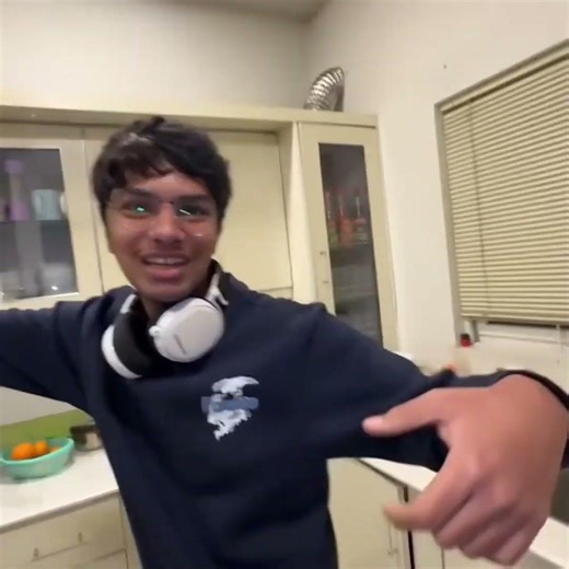 Ducky angry on muneeb #duckybhai #aroobjatoi #duckybhaivlogs #shorts #ytshorts