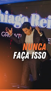 No meu time, temos um especialista em lidar com clientes enrolões usando um método de três passos: Revisão, Solução e Prova. Primeiro, ele revisa a última conversa para mostrar que está atento às necessidades do cliente. Em seguida, apresenta a solução com a Metodologia Demanda Infinita, que cria uma estrutura de prospecção voltada para o cliente ideal e a executa em escala. Por último, ele oferece prova concreta do sucesso, como o crescimento de 50% da empresa XPTO após implementar a metodologi