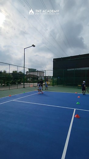 ✌Các bé rèn luyện cùng TNT Academy #tntacademy #trungtamtennisuytin #daytennistreem #khoatennistreem #hoctennis #tennisfootwork #tennisplayer #hlvtrannhutu | Trần Như Tú Academy
