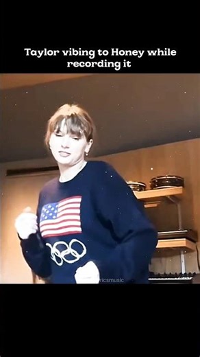 Taylor vibing to Honey while recording it 🍯 #taylorswift #swifties #erastour #music #shorts