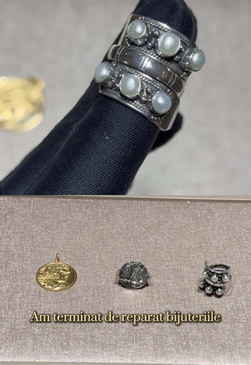 Ai o bijuterie stricată? Nu o abandona. Perle lipsă, balamale rupte, piese oxidate, le vedem zilnic în atelier. Uite cum arată transformarea: ✨ before and after ✨ Recondiționăm, reparăm și redăm valoarea fiecărei piese. Vino în magazin și află ce putem face pentru bijuteria ta. Ne găsești în Galeria Accent, Str. D.I. Mendeleev nr. 26, București.