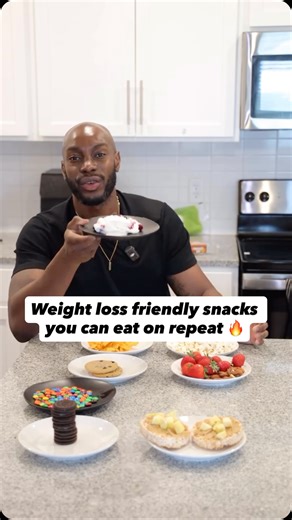 Comment “SNACKS” for my complete list of fat loss friendly snacks! Not all calories are created equal! 🍪 Ladies, if you’re wondering why you’re always hungry and craving more food, this is why… The junk food spikes your insulin, crashes your energy and leaves you reaching for more in 2 hours. The whole foods keep your blood sugar stable and provide lasting energy for your busy day. Here are the exact portions: • 4 Oreos vs Rice cakes almond butter apple • Small handful M&Ms vs Greek yogurt berr