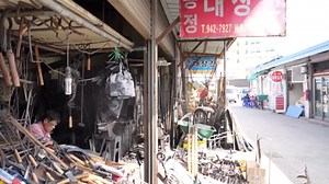 Remarkable Process of Crafting a Hoe by a Master Blacksmith