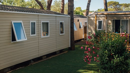 Vivre dans un mobil-home à l’année pour payer moins cher : ce que dit le code de l’urbanisme (et ce que ça change concrètement)