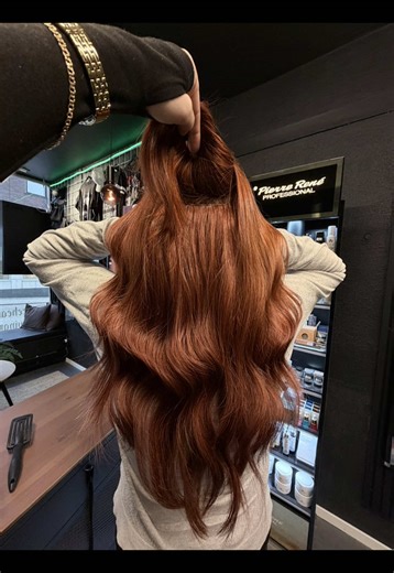 ✨ Color & Extensions ✨ @NINE YARDS HAIR Root color formulated with 6.4 5.0 in equal parts, mixed with 3% for a soft, natural base. Lengths colored using 7.4 5.6 in a 4:1 ratio, combined with 6% for warmth and depth. Finished with @Zen Luxury Extensions – color 33, 45 cm for added length, volume, and a seamless blend 🤍