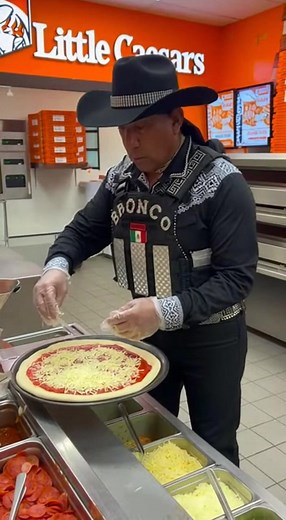 Bronco956 Working at Little Caesars #bronco956 #littlecaesars