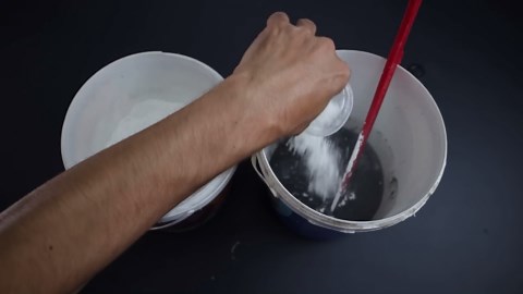 DIY rusted metal wall art: industrial decor with faux patina effect