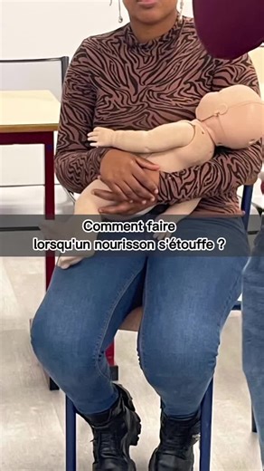 Comment faire lorsqu’un nourrisson s’étouffe ? Voici les gestes de premier secours réalisé par nos ADVF. ⚠️ Ne surtout pas oublier de contacter les secours dès le départ. (📞15) #sst #premiersecours #advf #sapactionformation #15 #secours #nourrisson