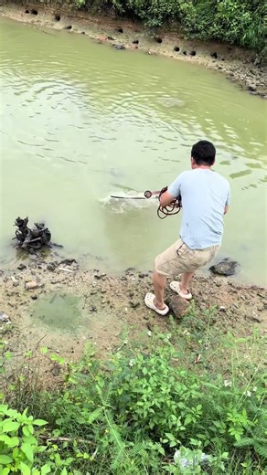 Catching fish can be so easy Flying Disc Net Fishing