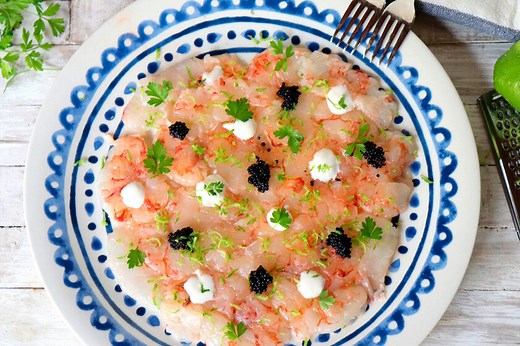 Carpaccio de gambas, la elegante receta de aperitivo para ocasiones especiales (que prepararás en menos de 5 minutos)