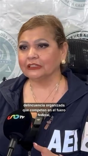Oh, ¡otra crisis policiaca en Baja California! 😳 Ya van cuatro ataques “peligrosísimos” 🚨💥 contra un agente y las “temibles” instalaciones de la Fiscalía en Ensenada y Tijuana. Hace tres semanas, solo dañaron unos vehículos oficiales 😬🚔, y luego, el 10 de octubre… asesinato de un agente. 🕯️💔 Pero no se preocupen, la Fiscal nos tranquiliza: “va con todo, caiga quien caiga” 👮‍♀️💪. Porque repetirlo en entrevistas lo hace realidad, obvio 🤔✨ #JusticiaImplacable #CaeQuienCaiga Y la gobernado