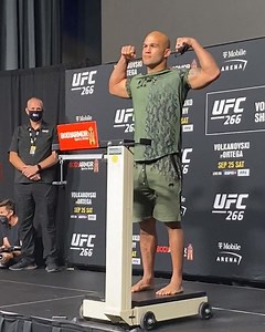 72K views · 2.5K reactions | Stepping on the scale at 184 pounds, Robbie Lawler made weight for his middleweight bout against Nick Diaz official ⚖️ #UFC266 | ESPN MMA | Facebook