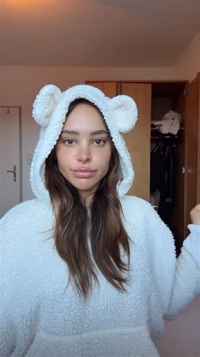 Leah Beth on Instagram: "my 5 minute every day makeup routine 🤪 I only just sussed this out recently but tbh being able to get ready and feel good fast has done wonders for my productivity @essence_cosmetics @got2b #essencecosmetics #5minutemakeup #5minutemakeuproutine #makeuptutorial"