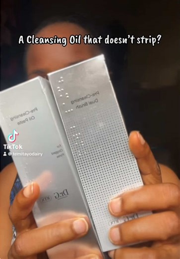 Dr.G RTX Pre-Cleansing Dual Brush: Effectively exfoliates dead skin and removes sebum from the sides of the nose and chin. Works amazingly on my dry skin, deep pore cleansing, removes skin impurities and doesn’t strip off the skin. @Dr.G 닥터지@hwahae_global_official #hwahae #drg #cleansing #cleansingoil #cleansingbrush