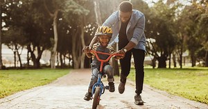 Apprendre à son enfant à faire du vélo : quand, comment, où ?