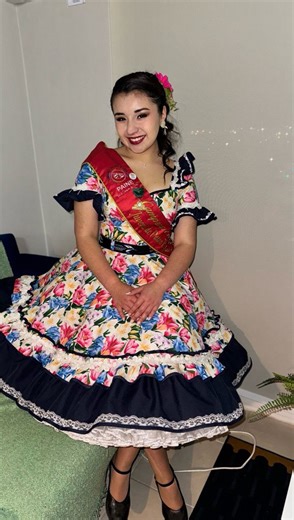 Vestidos de cueca / Huasa on Instagram: "Este hermoso vestido de cueca es un verdadero homenaje a la elegancia de la mujer chilena. Con un vibrante estampado floral sobre fondo blanco, realzado por vuelos en azul marino y delicados detalles en encaje, transmite alegría, tradición y fuerza femenina. Cada puntada refleja dedicación y pasión por el arte de la confección. Ideal para reinas que brillan con luz propia, como ella. 👗 Confección exclusiva: @sergio_confecciones ✨✨"