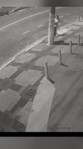 Diadema Problema on Instagram: "URGENTE Duas capirotas passaram quebrando todas as lixeiras pelo caminho. Vandalismo puro. Sem motivo, sem explicação. Apenas pelo prazer de destruir o que é de todos. Enquanto a população tenta manter a cidade limpa e organizada, alguns escolhem o caminho da irresponsabilidade e do desrespeito."