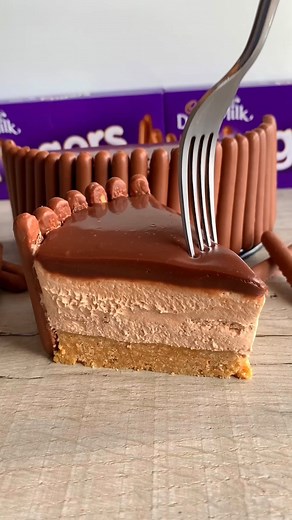 Fitwaffle | Eloise Head on Instagram: "Chocolate fingers cheesecake 😍 One of my absolute favs! ❤️ A Digestive biscuit base, a chocolate cheesecake filling, topped with a creamy milk chocolate ganache, surrounded by chocolate fingers 🤌 Full recipe and video on @fitwafflekitchen 🥰 Happy Friday 🥳 Enjoy! #fitwaffle #fitwafflekitchen"