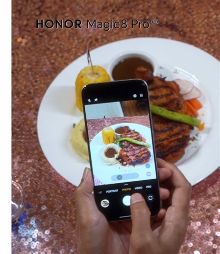 Minggu ni Mak Su dengan Ejie dah bersaing pula ambil gambar sekitar KL ni. Masing-masing tak nak kalah. Tapi yang bestnya, gambar jauh dorang zoom pun tak pecah. Inilah magic dalam HONOR Magic8 Pro ni. Bukan zoom biasa. Ini 100x AI Zoom 🔥Jarak jauh? Detail tetap padu. Dengan 200MP Ultra Tele Camera, setiap shot jadi luar biasa. Dirakam oleh HONOR Magic8 Pro Kamera Telefoto Malam Ultra AI 200MP Selami dunia GV-Verse, Gegar Vaganza 12 🗓️ Setiap Ahad ⏰ 9 Malam 📱 Astro Ria, Sooka dan Astro One ✨ 