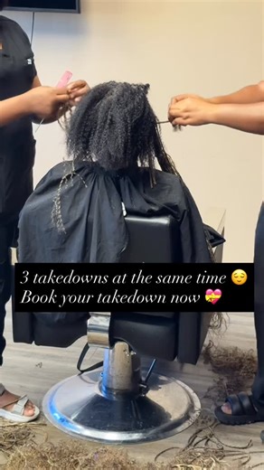 𝑯𝒐𝒖𝒔𝒕𝒐𝒏 𝑩𝒓𝒂𝒊𝒅𝒊𝒏𝒈 𝑺𝒂𝒍𝒐𝒏 👑 on Instagram: "Click on the link in the bio to book Section: 7 #houstonbraider #knotlessbraids #houston"