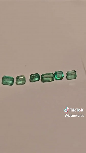 ✨ Esmeraldas colombianas: un tesoro único en el mundo ✨ En JA EMERALDS trabajamos con las mejores esmeraldas de Colombia, famosas por su incomparable brillo y color. 💎🌿 Descubre la magia y el lujo que solo nuestras piedras preciosas pueden ofrecer. 📍 ¿Qué opinas de estas bellezas? Déjanos tu comentario y comparte este video con alguien que ame las esmeraldas tanto como nosotros. 💚 #familia #esmeraldas #JA #emerald