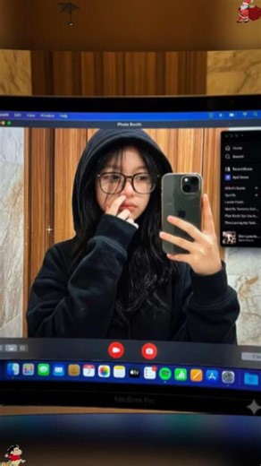 မြန်မာန်မာ🇲🇲တစ်နိုစ်နိုင်ငံင်ငံလုံးမှာအရမ်းနာမည်ကြီးည်ကြီးနေတဲ့ MacBook mirror selfie trend လေးပါ✨၊မိမိမျက်နှာက်နှာအစစ်အစ်အမှန်ထားန်ထားပြီး AI နဲ့အလွယ်တယ်တကူဖန်တီးန်တီးလို့ရတဲ့အမိုက်စားက်စားပုံစံလေးဖြစ်ပါစ်ပါတယ်🖤။ create an image using the original face. selfie macbook prompt. iphone cameraနဲ့ macbook. ai gemini photo prompt. macbook selfie edit. gemini macbook promptလုပ်နပ်နည်း. gemini ai photo editing tutorial. photo booth gemini ai prompt. macbook mirror selfie gemini ai prompt. creating a