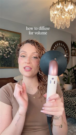 Diffusing your curls for volume :) #diffuser #curlyhairroutine #curlyhair