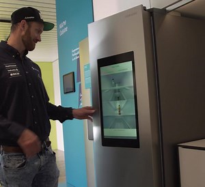 Ta maison ne te parle pas encore? Jette un œil à la nouvelle maison BKW Smart Living dans la Verkehrshaus der Schweiz. Tu y trouvera entre autres notre réfrigérateur intelligent Family Hub. | Samsung | Facebook