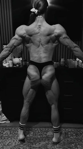 💪🎯 This European IFBB Pro’s Shredded Xmas Tree Back! Veins & Glutes Pop in B&W Muscle Show!