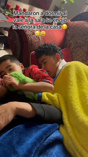 39K views · 1.1K reactions | La esposa del bale lo castigó y lo mandó a dormir a la cocina porque lo cacharon hablando con una amiga del trabajo藍藍藍藍藍✌️ | ElChanique09 | Facebook