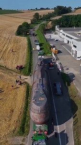 Heute vor einem Jahr: U17 – ein U-Boot auf schmalen Feldwegen nach Hilsbach Was für ein Tag. Was für ein Empfang. Was für ein Wahnsinns-Gefühl! 😍 Am 25. Juli 2024 erreichte U17 Hilsbach – unseren ersten Stopp im Stadtgebiet Sinsheim. Der Weg dorthin führte über schmale Feldwege, vorbei an hunderten Menschen, die am Straßenrand mit Transparenten, Grillduft und Jubelrufen für echte Gänsehautmomente sorgten 🙌 Im Ort wartete dann die nächste Herausforderung: Eine enge Kreuzung, Zentimeterarbeit zw