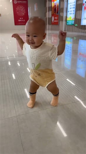 会走路了，别人眼里的一眨眼，却是我三百多个日夜熬过来的，我的男孩长大了#cutebaby #funny #萌娃