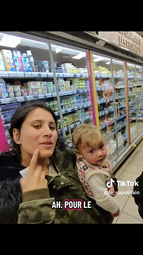 Aide à une famille avec leur bébé adorable