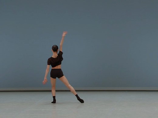 Crystal HUANG选手在洛桑国际芭蕾比赛2024的现代变奏表演，表演曲目是