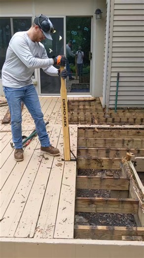 How to #remove a #plug from #compositedecking #makitatools #howtotip #tooltips #deckwork | Lucas Wallace