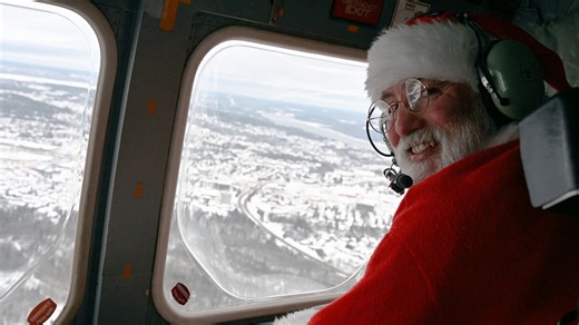 🎅🚁 A magical arrival at Chicoutimi Hospital 🎁✨ On December 18, 2025, Santa Claus made a spectacular entrance by arriving in a Griffon helicopter from 439 Combat Support Squadron at Canadian Forces Base (CFB) Bagotville. He landed directly at Chicoutimi Hospital for a very special mission: bringing joy and smiles. During the visit, Santa handed out gifts to more than 20 youngsters from the youth programs at the Centre intégré universitaire de santé et de services sociaux (CIUSSS) du Saguenay–L