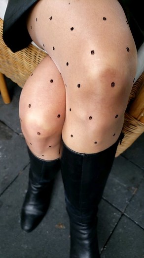 Esther Pango on Instagram: "Ein repost eines älteren Reels. Mal eine andere Farbe von Pünktchen Strumpfhosen. Hab das ganze auch noch in der Farbe Marine. Mal schauen wann ich damit was mache 😉😉 #ootdinspo #stiefelliebe #nylonstrumpfhose #feinstrumpfhose #esther_pango #germanfashion #reeloftheday #instanylons"