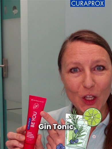 Smile Talk mit Dr. Jutta Kirschner 💬 Gin Tonic Zahnpasta? Aber klar! 😄 Dr. Jutta Kirschner testet die BeYou Geschmacksrichtungen von Curaprox. Welche ist dein Favorit? 👀👇 Sichert euch zudem mit dem Code Timetoshine20 jetzt 20% Rabatt in unserem Online-Shop und sorgt für gesunde, strahlende Zähne. 🎁💙 @timetoshinedrkirschner #curaprox #curaproxgermany #timetoshine #smile #talk #tastetest #beyou #zahnpasta #toothpaste #gintonic #apfel #wassermelone #lakritz #grapefruit #pfirsich #whitening #f
