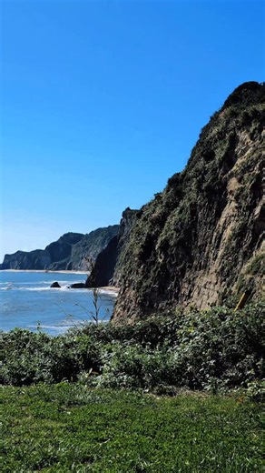 千葉いすみトラベラー l 夷隅地域 観光 グルメ byJPGS on Instagram: "🌿⛰️詳細はここをタップ 〜まるで屏風ヶ浦！？〜 七十五座の神々が漂着した奇跡の海岸！🌊 千葉県いすみ市、岩船地蔵尊の伝説の地へ。 大しけで難破した七十五柱の神々が辿り着いたとされる神秘のパワースポットです。 船が岩になったとされる**「御船岩」は、古の物語を今に伝えるパワフルな見どころ**。 スピリチュアルな歴史を感じ、海の絶景と伝説に浸る旅を体験しよう！ ⚠️断崖絶壁のため、足元に十分にご注意ください。 ーーーーーーー施設情報ーーーーーーーーー 🔹：伝説 七十五座漂着の地 📍：千葉県いすみ市岩船1651-1 ⏰：ー 🚃：JR外房線「浪花駅」から車8分 ☎️：0470-62-1243（いすみ市水産商工観光課 観光・誘客推進班） 🐕：OK 🅿️：なし 🚻：なし 🛜：なし 💰：ー 💻：— ※投稿時と情報が異なる場合がございます。ご了承下さい。 ☞詳しくは公式情報をご確認ください。 ーーーーーーーーーーーーーーーーーーーー 〜It's just like Byobugaura