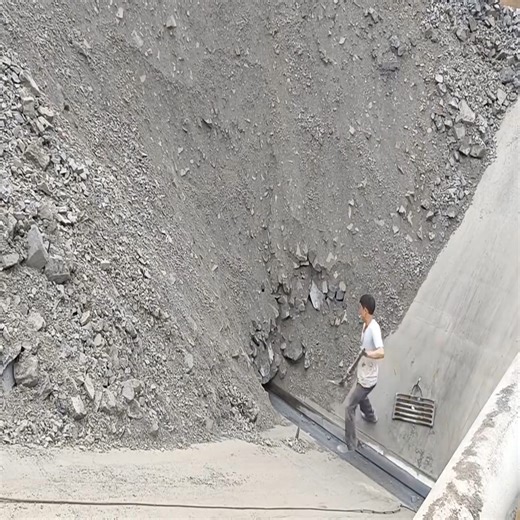 8.4K views · 104 reactions | Barge unloading 3500 tons of large iron ore | USA Machines Channel | Facebook