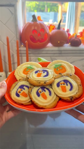 🎃Viral Stacked Cookies🍪 I figured I’d give these a try but OMG the chocolate chip ones are so delicious! Definitely save this post and give it a try! • Place your piece of base cookie dough down (sugar cookie, chocolate chip, or even pumpkin cookie dough!) • Smoosh it down a bit • Place the seasonal sugar cookie on top • Bake at 350° for around 12 minutes • Enjoy! 🤎 Follow for all things Fall & Halloween: decor, crafts, recipes and diys 🎃 #halloween #halloweeninspo #spookyseason #sugarcookie