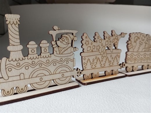 Ein hölzernes Kindermalset in Form eines Weihnachtszuges - ideal als Weihnachtsgeschenk für Kinder - Etsy.de