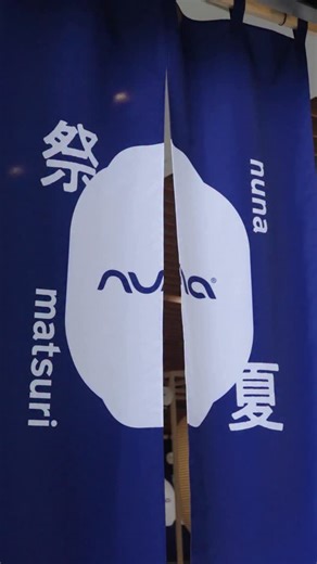 Nuna Japan on Instagram: ". イベントの様子をご紹介★ ________________________________ 今年最後の夏の思い出 「nuna matsuri」 ________________________________ 2025年9月20日(土)〜2025年9月21日(日)に nunaが贈る ’今年最後の夏祭り’ 親子で楽しむ「nuna matsuri」を 六本木ヒルズ内「ヒルズ カフェ/スペース」 にて開催いたしました。 当イベントでは、ヨーヨー釣りや輪投げといった夏祭りの定番に加え、 nuna オリジナルの提灯を背景に写真が撮れるフォトブースも登場。 涼しく快適な屋内空間で、ご家族やご友人とともに 夏の思い出づくりをお楽しみいただきました。 また、会場内では注目の新商品や人気商品を多数展示◎ 多くの方にベビーカーの押し心地や ベビーシートの取り付けなどをお試しいただきました。 ご来場いただいた皆さま、ありがとうございました！ 今後もnunaでは、皆さまにお楽しみいただける イベントを企画してまいります。 最新情報は、nuna公式Inst