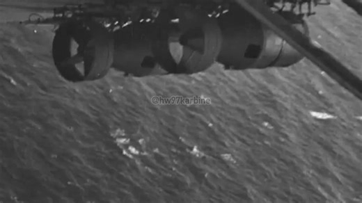 PBY 水上飞机在皇家空军服役中，在低空投下全部深水炸弹