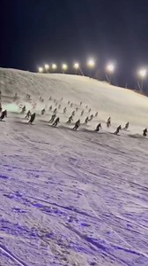Here's a jaw-dropping moment of a #ski team sliding down a steep snow slope in an incredibly synchronized manner in #Liaoning Province. #TrendinginChina | Xi's Moments
