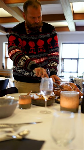 51K views · 127 reactions | Vill du ha en kalkon som är krispig på utsidan och saftig i mitten?  Grilla din kalkon istället för att tillaga den i ugnen! Kalkonen får ännu mer smak och du får mer plats i köket för att laga alla goda tillbehör. | Weber Sverige | Facebook