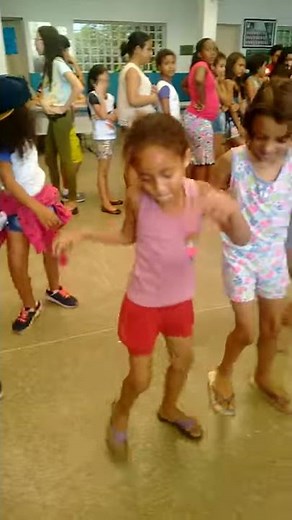Menininha dançando funk na escola