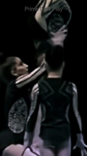 How they hold 3 people on their shoulders 💪 #acrobatics #gymnastics