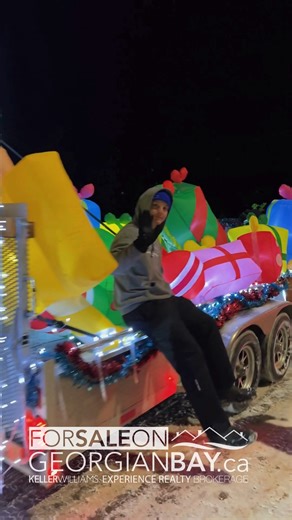 🎅🤠 Wyevale Santa Claus Parade Cowboy Christmas Style! Last night, Wyevale showed us how to do the holidays western style, and it was their longest parade yet! 🎄✨ From cowboy hats and sparkling Christmas lights to smiling faces all along the route… this small-town holiday spirit is exactly why we love being part of this community. 💙 Thank you, Wyevale, for welcoming our team to celebrate with you! Until next year… yee-haw & happy holidays! 🤠🎅❄️ #forsaleongeorgianbay #withyoueverystepofthewa